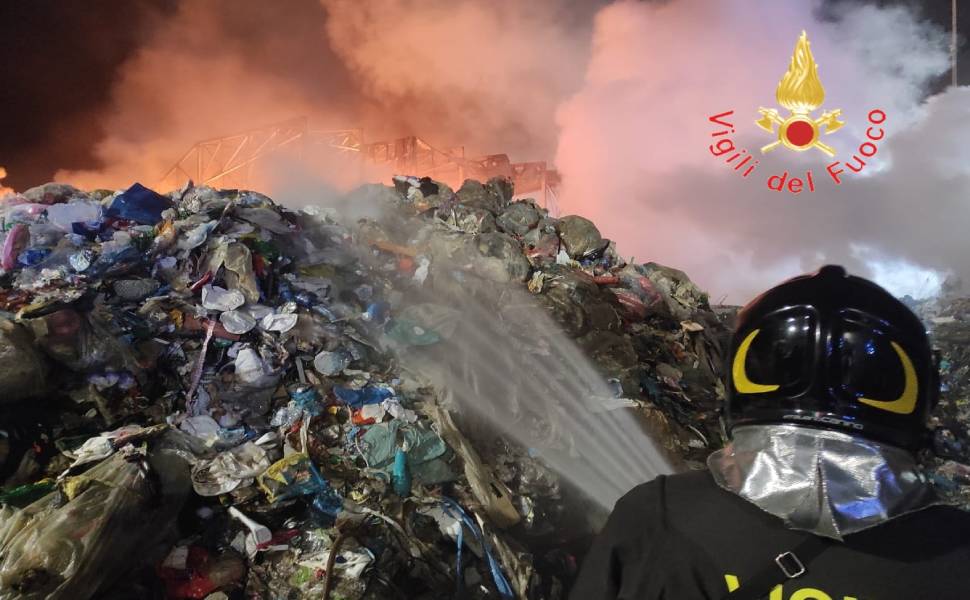 incendio gizzeria plastica 02