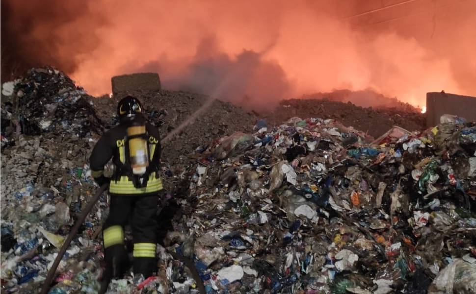 Gizzeria: vasto incendio nella notte in un’azienda di rifiuti, in fiamme materiale plastico 3 incendio gizzeria plastica