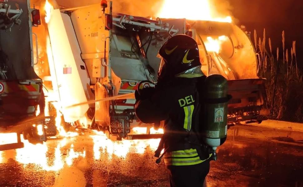 incendio mezzi rifiuti vvff