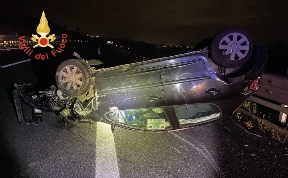Violento incidente sull'A2 a Gizzeria, le auto coinvolte si ribaltano: quattro persone ferite 56 incidente A2 Gizzeria 01