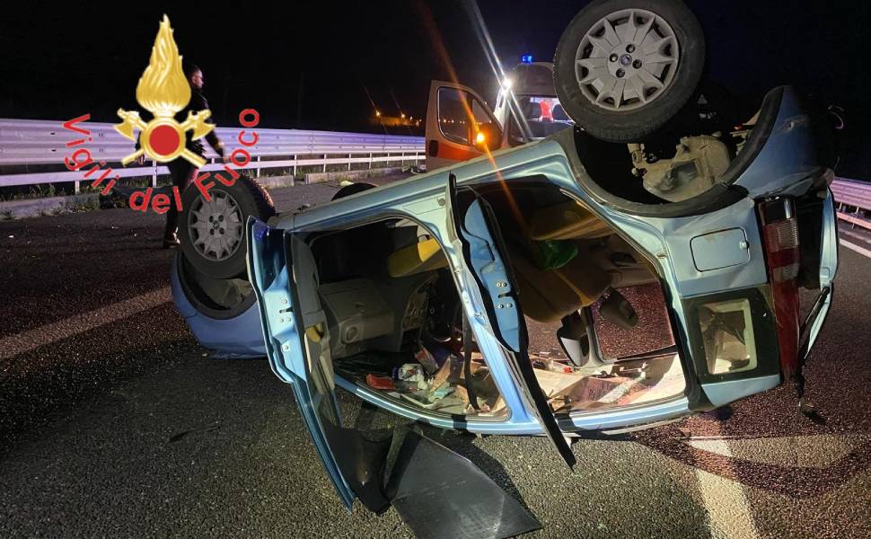 Violento incidente sull'A2 a Gizzeria, le auto coinvolte si ribaltano: quattro persone ferite 55 incidente A2 Gizzeria 02