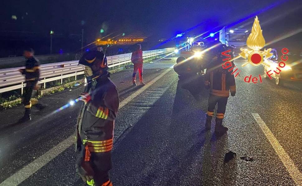Violento incidente sull'A2 a Gizzeria, le auto coinvolte si ribaltano: quattro persone ferite 57 incidente A2 Gizzeria 03