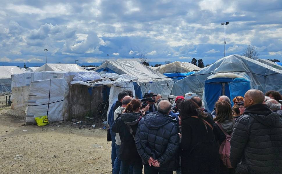 Mimmo Lucano a San Ferdinando «baraccopoli dei migranti va chiusa. Racconterò questo scempio in Europa» 53 lucano alla baraccopoli di san ferdinando 01