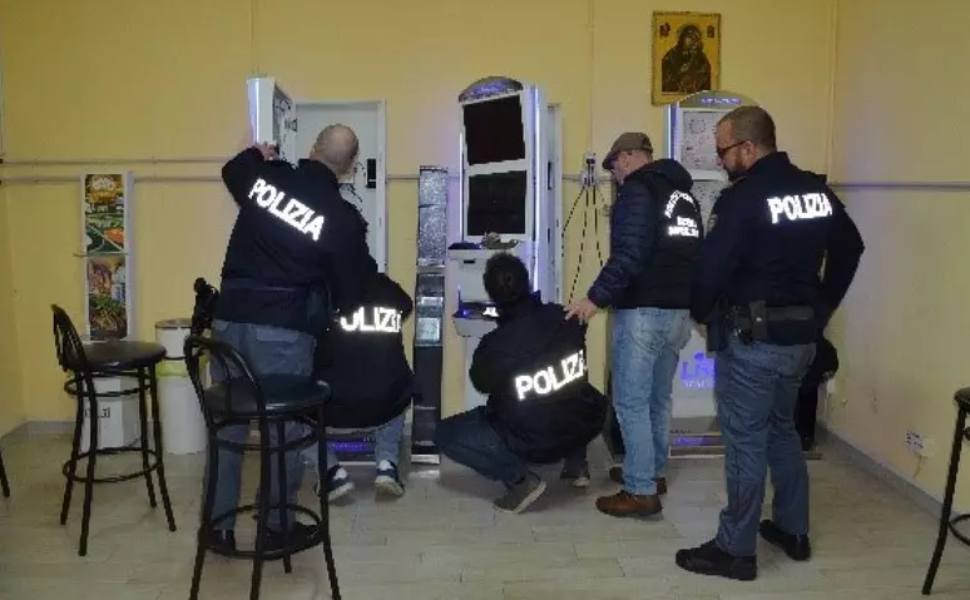 Tre slot machine irregolari in un circolo ricreativo, denunciato il titolare 51 sequestro slot polizia isola capo rizzuto
