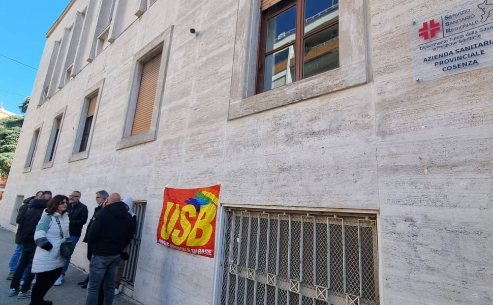 Presidio Usb davanti l'Asp di Cosenza «chiarezza su procedure e scorrimento delle graduatorie per gli OSS» 1 usb protesta asp Oss graduatorie