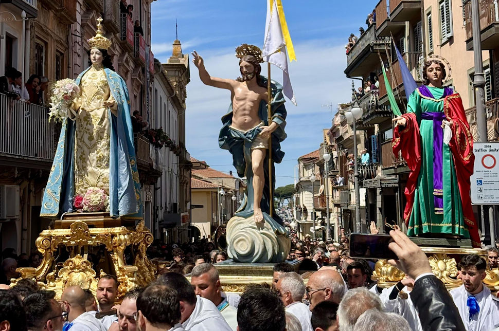 "Affruntata" di Vibo Valentia: portantino inciampa e il Cristo Risorto rischia di cadere 53 Affruntata Vibo2