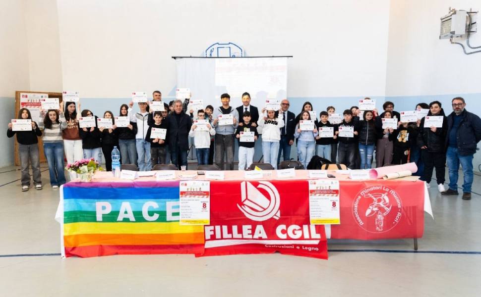 Fillea Cgil Calabria foto 6 ragazzi premiati ACRI 01
