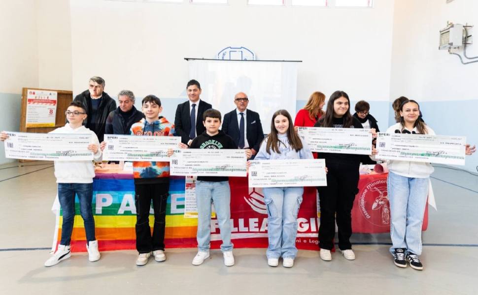 Fillea Cgil Calabria foto 6 ragazzi premiati e tavolo della presidenza