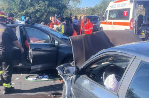 Violento scontro frontale tra due auto sulla Statale 106. Ferite due persone, uno in gravi condizioni 52 Incidente Statale 106 2