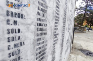 Cosenza: restaurate in Piazza 25 Luglio le stele di marmo a ricordo dei caduti in guerra - FOTO 54 Piazza 25 luglio Caduti Stele Cosenza 02