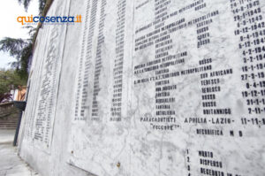 Cosenza: restaurate in Piazza 25 Luglio le stele di marmo a ricordo dei caduti in guerra - FOTO 55 Piazza 25 luglio Caduti Stele Cosenza 03