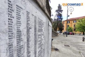 Cosenza: restaurate in Piazza 25 Luglio le stele di marmo a ricordo dei caduti in guerra - FOTO 56 Piazza 25 luglio Caduti Stele Cosenza 06