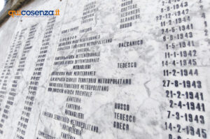 Cosenza: restaurate in Piazza 25 Luglio le stele di marmo a ricordo dei caduti in guerra - FOTO 57 Piazza 25 luglio Caduti Stele Cosenza 07