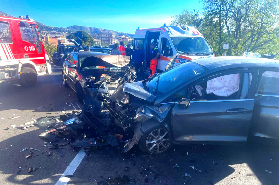 Violento scontro frontale tra due auto sulla Statale 106. Ferite due persone, uno in gravi condizioni 54 Statale 106 incidente pellaro