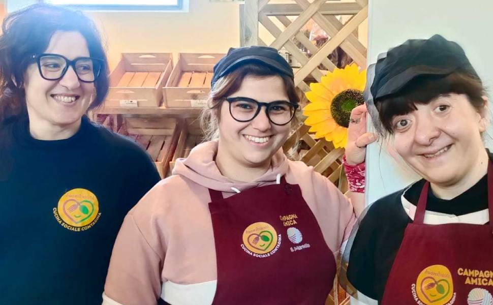 Una parte dello staff cucina solidale