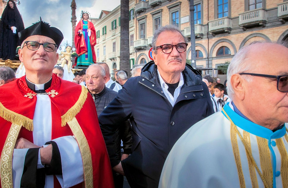 "Affruntata" di Vibo Valentia: portantino inciampa e il Cristo Risorto rischia di cadere 54 Vibo affruntata