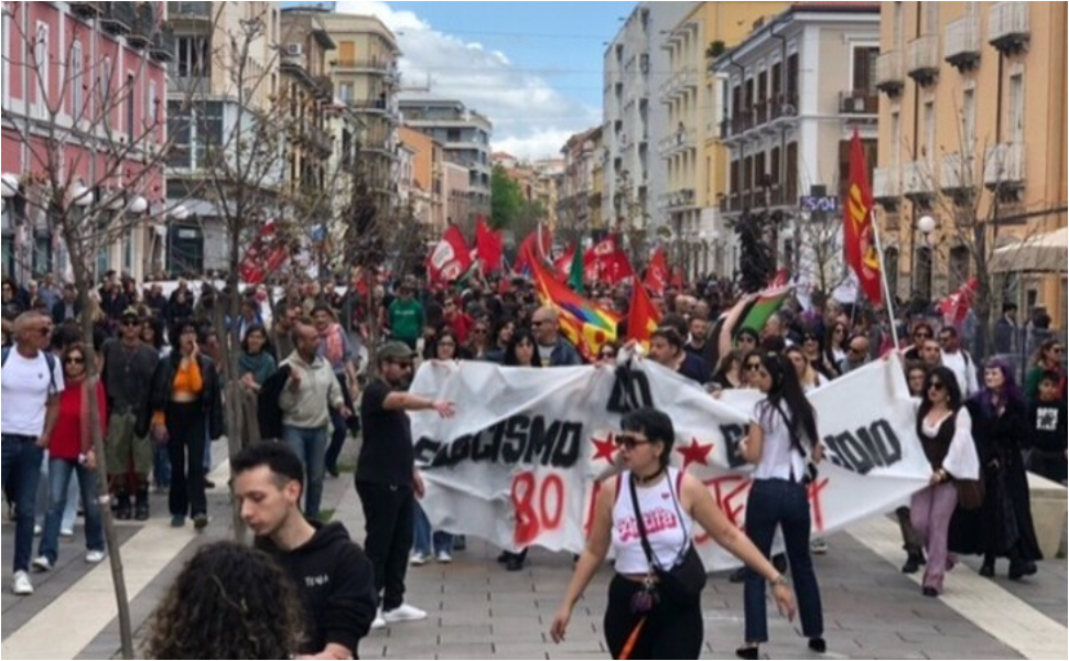 Corteo antifascista a Cosenza: in centinaia sfilano lungo le vie del centro 51 corteo-antifascista-cosenza