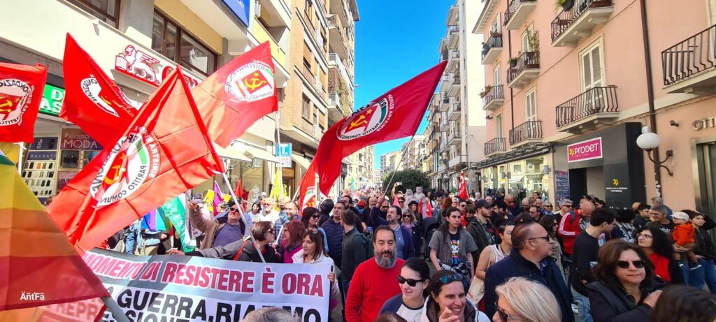 Corteo antifascista a Cosenza: in centinaia sfilano lungo le vie del centro 52 corteo cosenza 1