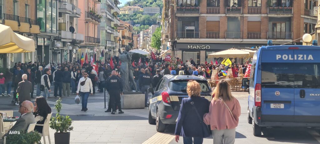 Corteo antifascista a Cosenza: in centinaia sfilano lungo le vie del centro 55 corteo cosenza4