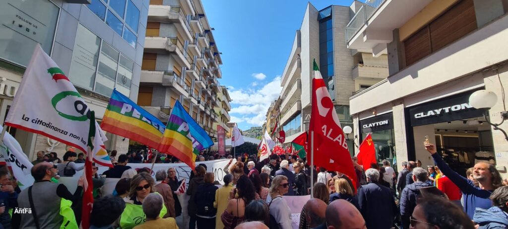 Corteo antifascista a Cosenza: in centinaia sfilano lungo le vie del centro 53 fc120d46 4500 49a7 80ff 5014e9183a65