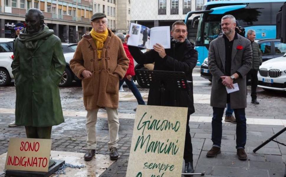 manifestazione mancini statua