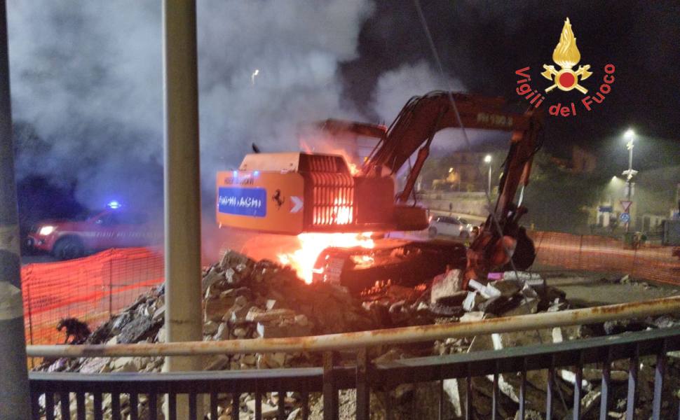 mezzo cantiere fiamme 01
