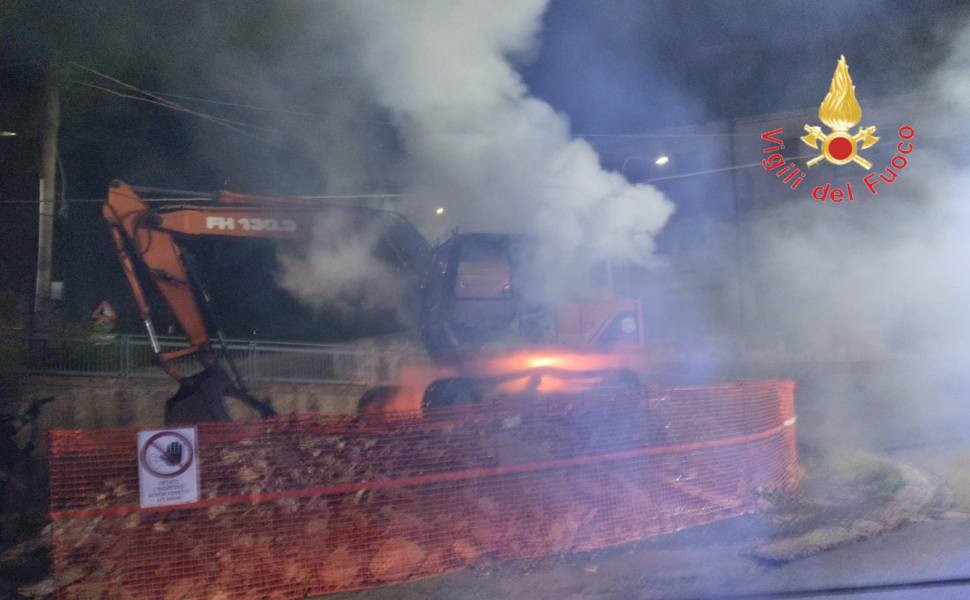 mezzo cantiere fiamme 02