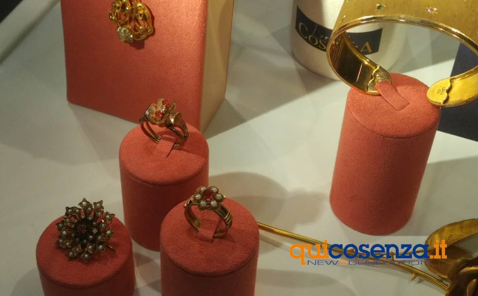 Gli ex voto dei fedeli esposti fino a giugno alla mostra "Gli Ori di Cosenza" inaugurata in Duomo 61 mostra oro di cosenza madonna pilerio cattedrale 07