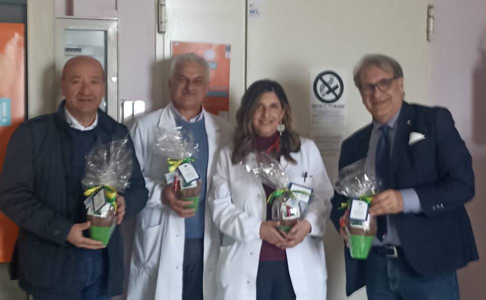 Pasqua: le dolci uova dell'associazione "Calcia l’Autismo" nei reparti di Pediatria a Cetraro e Cosenza 54 uova pasqua pediatria ospedale cetraro 01