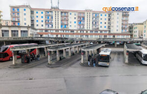 L'Autostazione di Cosenza è un Far West: risse giornaliere e degrado. Commercianti e viaggiatori impauriti 57 Autostazione Cosenza 04