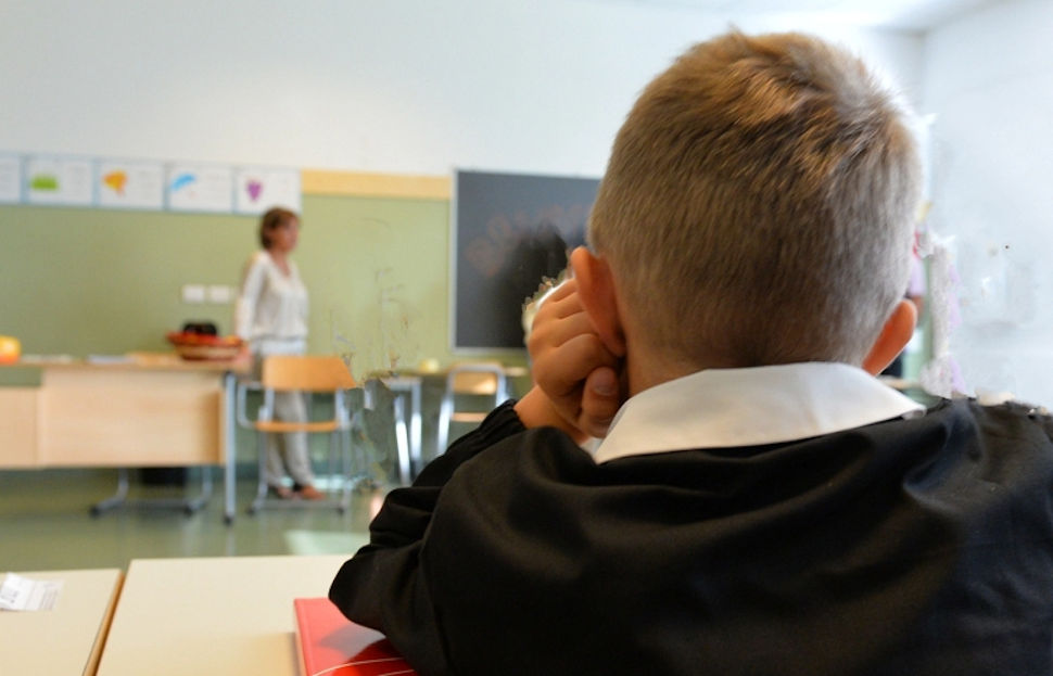 Bimbo solo in classe