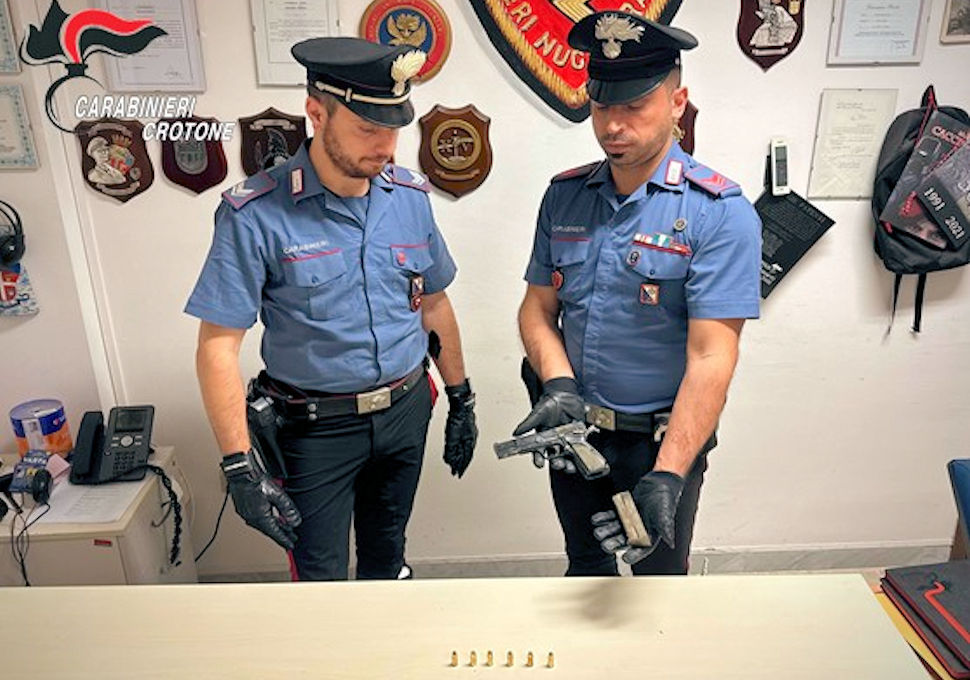 Carabinieri cirò marina pistola