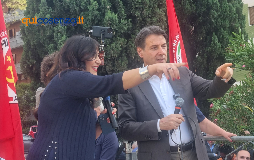 M5S e il suo leader Giuseppe Conte a Rende per Rossella Gallo «cambiamo pagina alla città nel segno della legalità» 60 Conte e Gallo M5s Rende