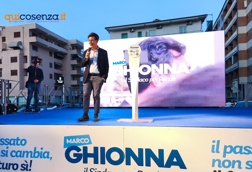 Rende, Marco Ghionna lancia la sua campagna «coalizione unita. Attacchi? Risponderemo sempre col sorriso» 58 Marco Ghionna palco Rende
