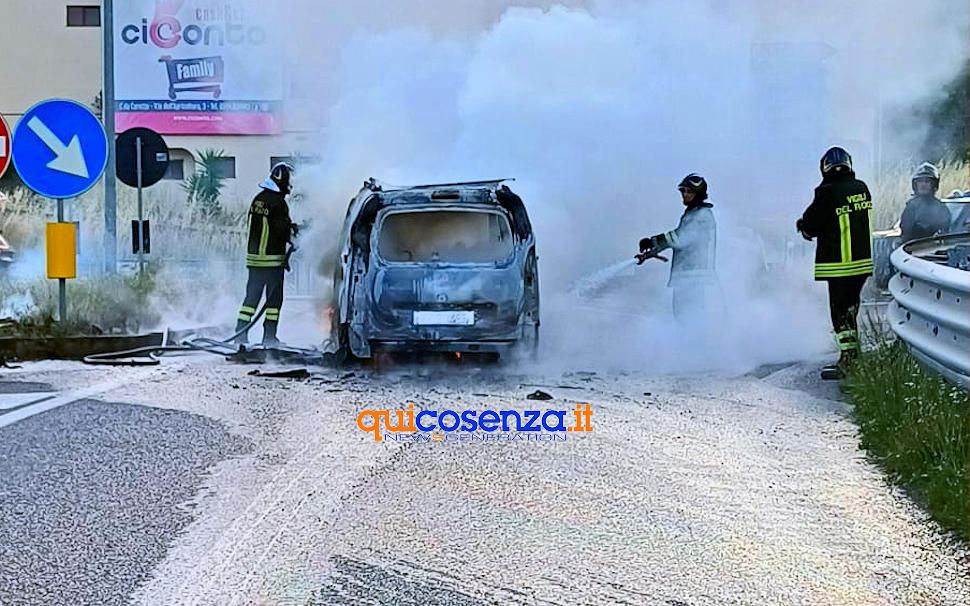 Paura a Montalto Uffugo: auto divorata dalle fiamme all'uscita dello svincolo dell'Autostrada A2 52 Incendio auto A2 Montalto