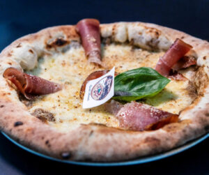 Ha reinventato la pizza con i sapori della Calabria: Espedito Ammirata, ‘Mammarè’ e i suoi inimitabili ‘chiuriti’ 69 Mammare pizza10