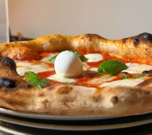 Ha reinventato la pizza con i sapori della Calabria: Espedito Ammirata, ‘Mammarè’ e i suoi inimitabili ‘chiuriti’ 65 Mammare pizza3