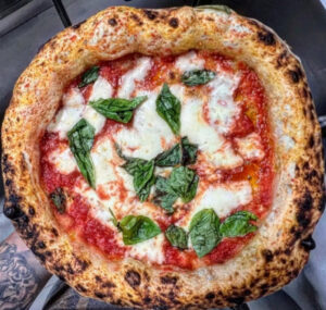 Ha reinventato la pizza con i sapori della Calabria: Espedito Ammirata, ‘Mammarè’ e i suoi inimitabili ‘chiuriti’ 66 Mammare pizza6