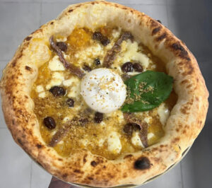 Ha reinventato la pizza con i sapori della Calabria: Espedito Ammirata, ‘Mammarè’ e i suoi inimitabili ‘chiuriti’ 67 Mammare pizza8