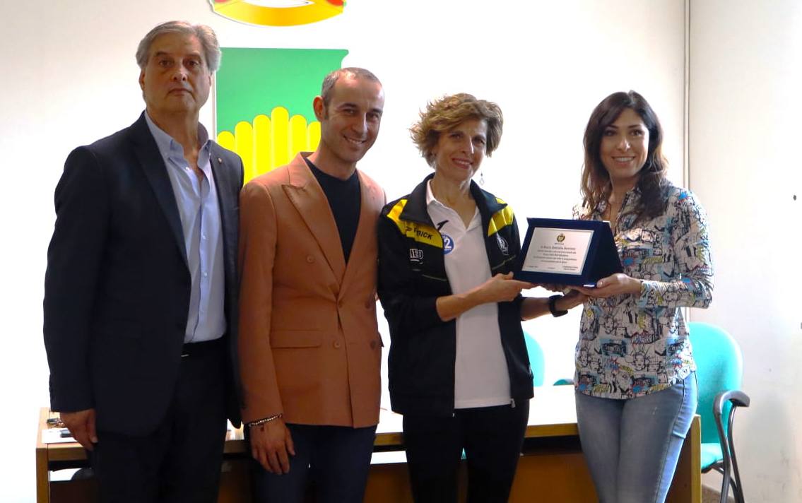 Cosenza: premiata la runner e fisiatra cosentina Bartoletti, vincitrice alla Half Marathon Roma-Ostia 83 Mimmo Frammartino, Francesco Turco, Maria Gabriella Bartoletti e Chiara Penna