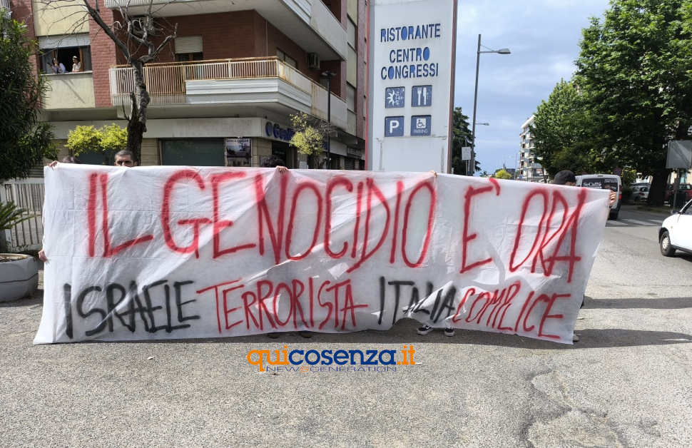 Matteo Salvini a Rende lancia Marco Ghionna «concreto e con un programma che ha i piedi ben piantati a terra» 61 Salvini Genocidio protesta