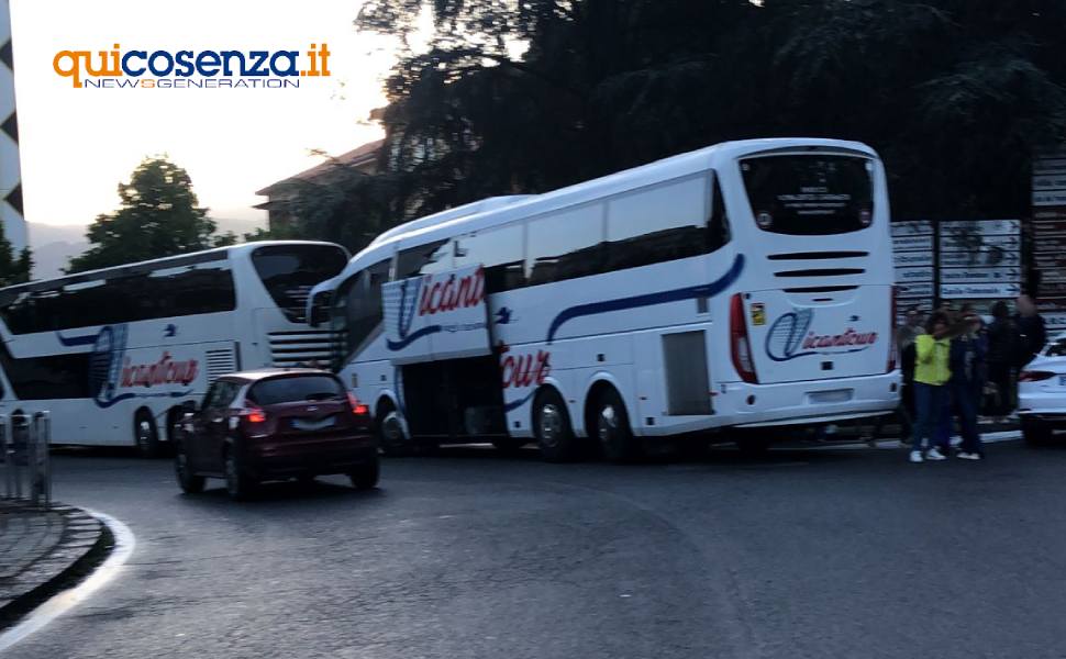 Ingorgo di pullman e auto per la partenza dei ragazzi in gita scolastica, caos a Cosenza Sud 60 caos gite ingresso cosenza sud 02
