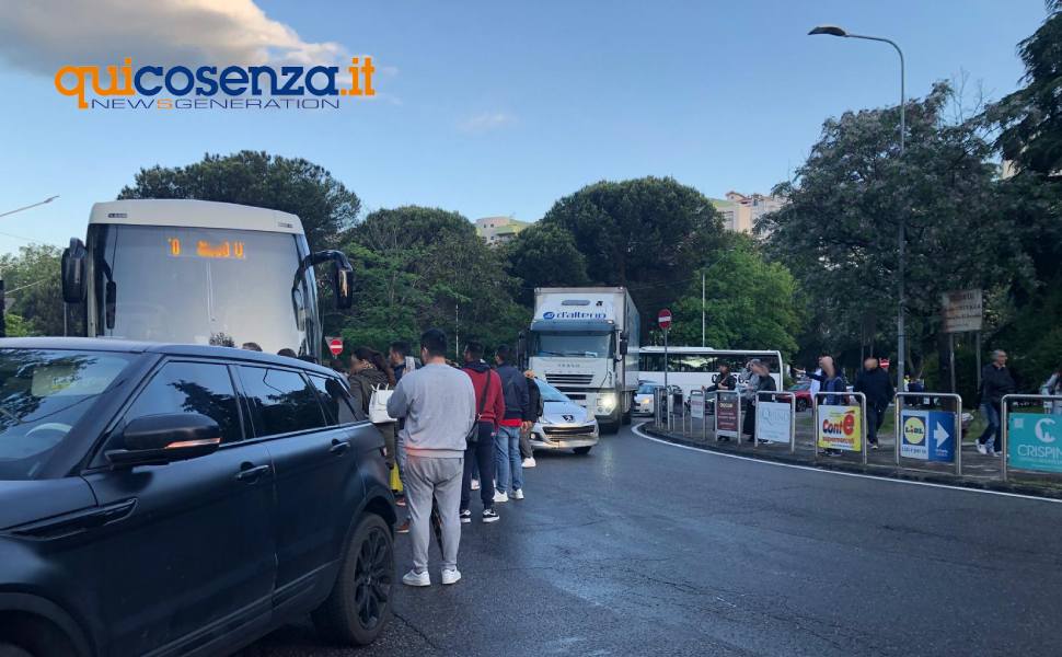 Ingorgo di pullman e auto per la partenza dei ragazzi in gita scolastica, caos a Cosenza Sud 58 caos gite ingresso cosenza sud 03