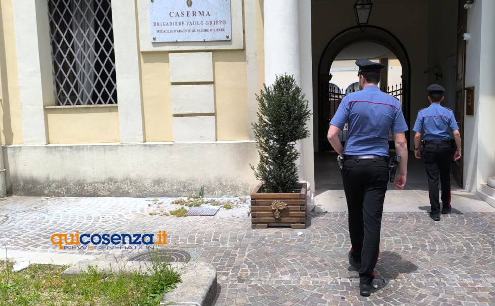 Cosenza: visibilmente alterato lancia una molotov contro la caserma dei carabinieri, bloccato e arrestato 54 carab caserma grippo molotov 02