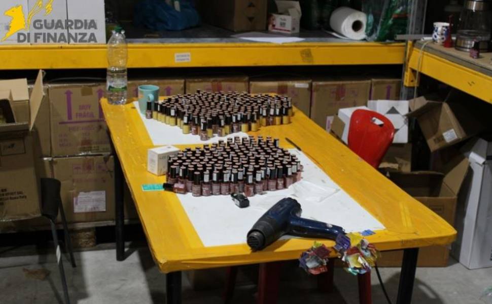 Guardia di finanza sequestra nel Cosentino 56mila prodotti cosmetici: dannosi e pericolosi per la salute 56 cosmetici guardia finanza 03