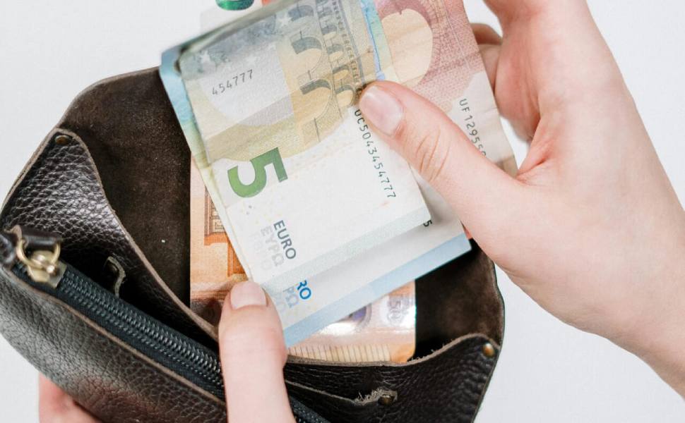 Per la spesa sociale solo 38 euro pro capite in Calabria, servono più risorse e più giustizia sociale 53 euro banconote portafogli