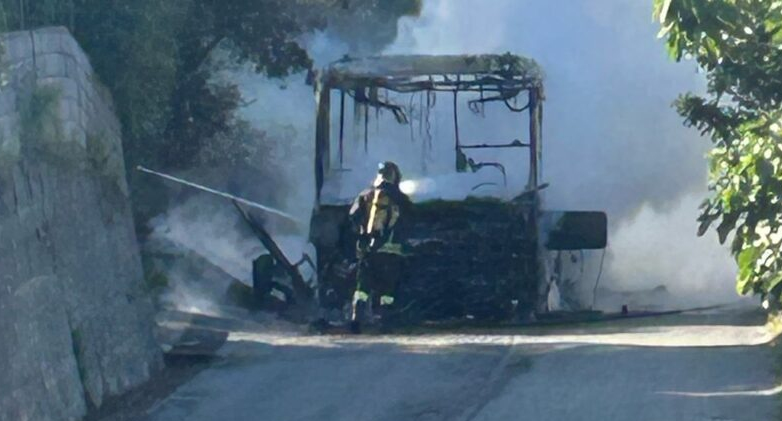 Paura a Cetraro Marina, pullman in transito avvolto dalle fiamme 54 incendio Bus2