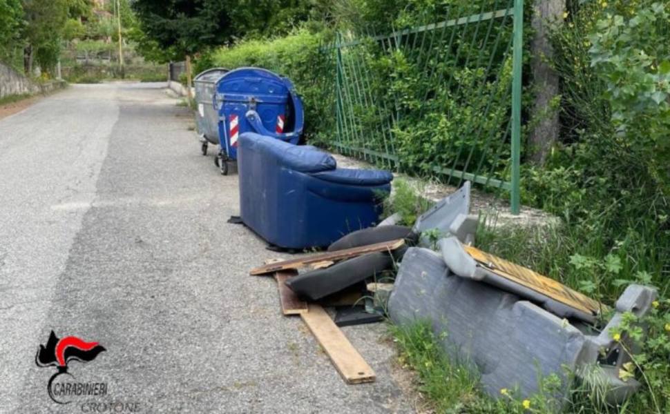 mobili pezzi auto abbandono rifiuti