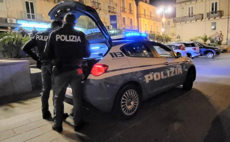 polizia-fuori-da-un-locale