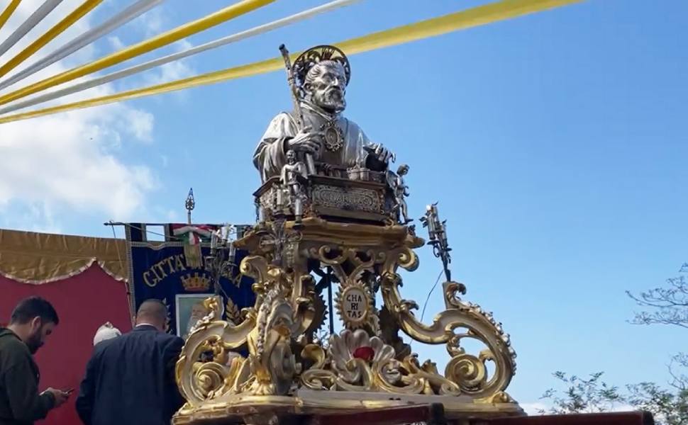 statua argento san francesco paola